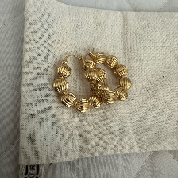 TORY BURCH • Roxanne Fluted Bead Hoop Earrings - Picture 5 of 6